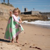 BIG SHELLS PINK_KIDS BEACH TOWEL _min