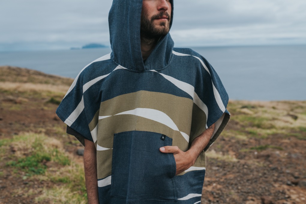 _DSC5328 SURF PONCHO Sea Storm Blue&Olive;
