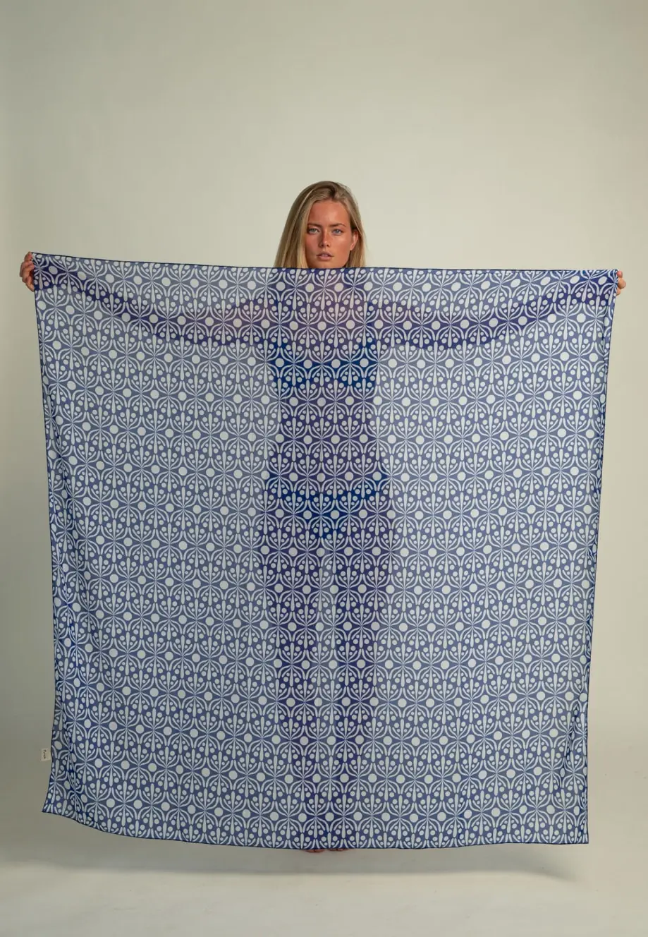 Futah - Flora Azul & Branco Pareo (1)